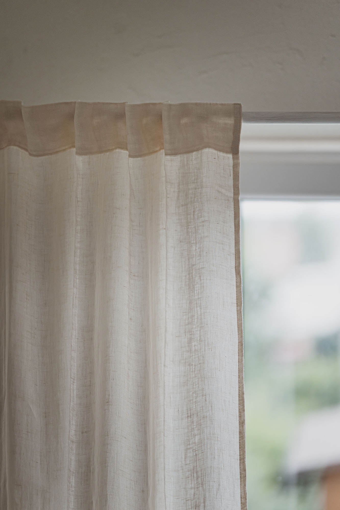 Hellcremefarbener, transparenter Leinenvorhang mit multifunktionalem Gardinenband