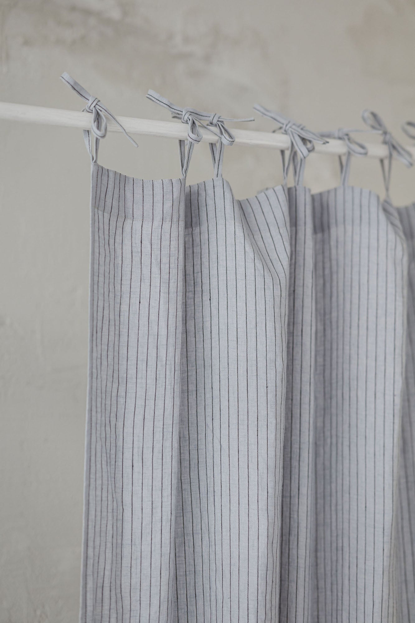 Grauer Bindeband-Leinenvorhang mit schwarzen Streifen