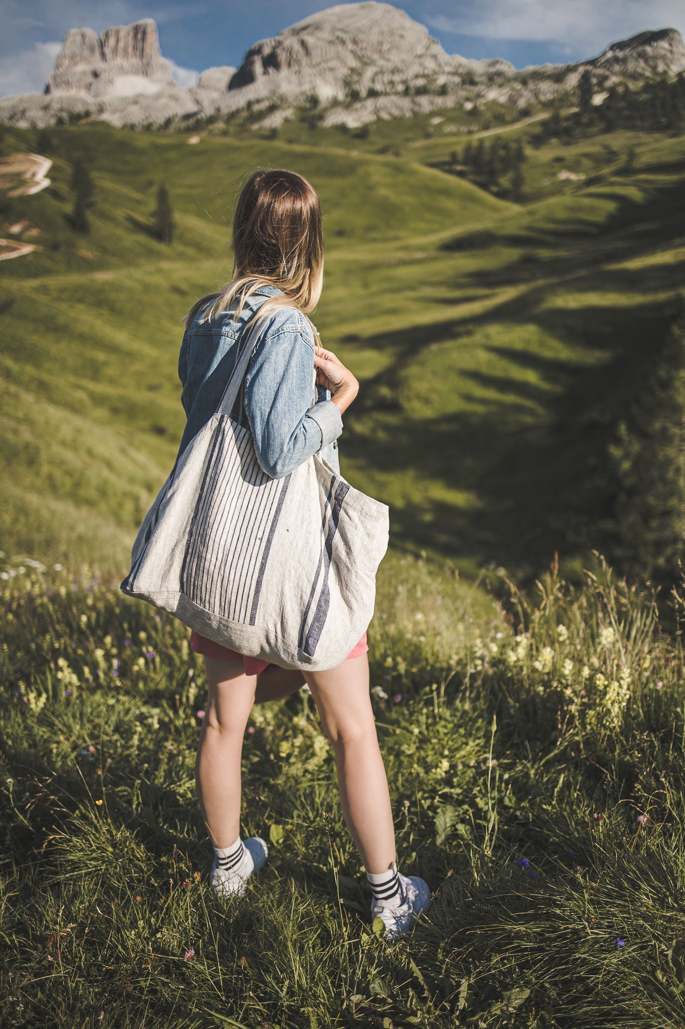 Strandtasche aus Leinen mit blauen Streifen