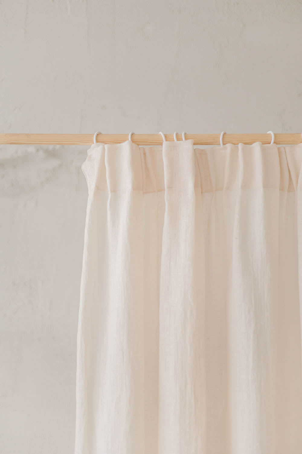 Transparenter Leinenvorhang mit Bleistiftfalten in Hellcreme