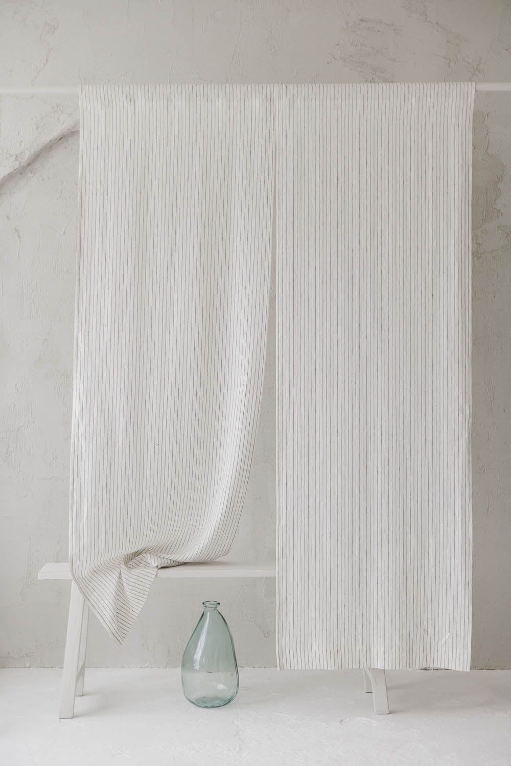 Weißer Noren-Vorhang aus Leinen mit schwarzen Streifen