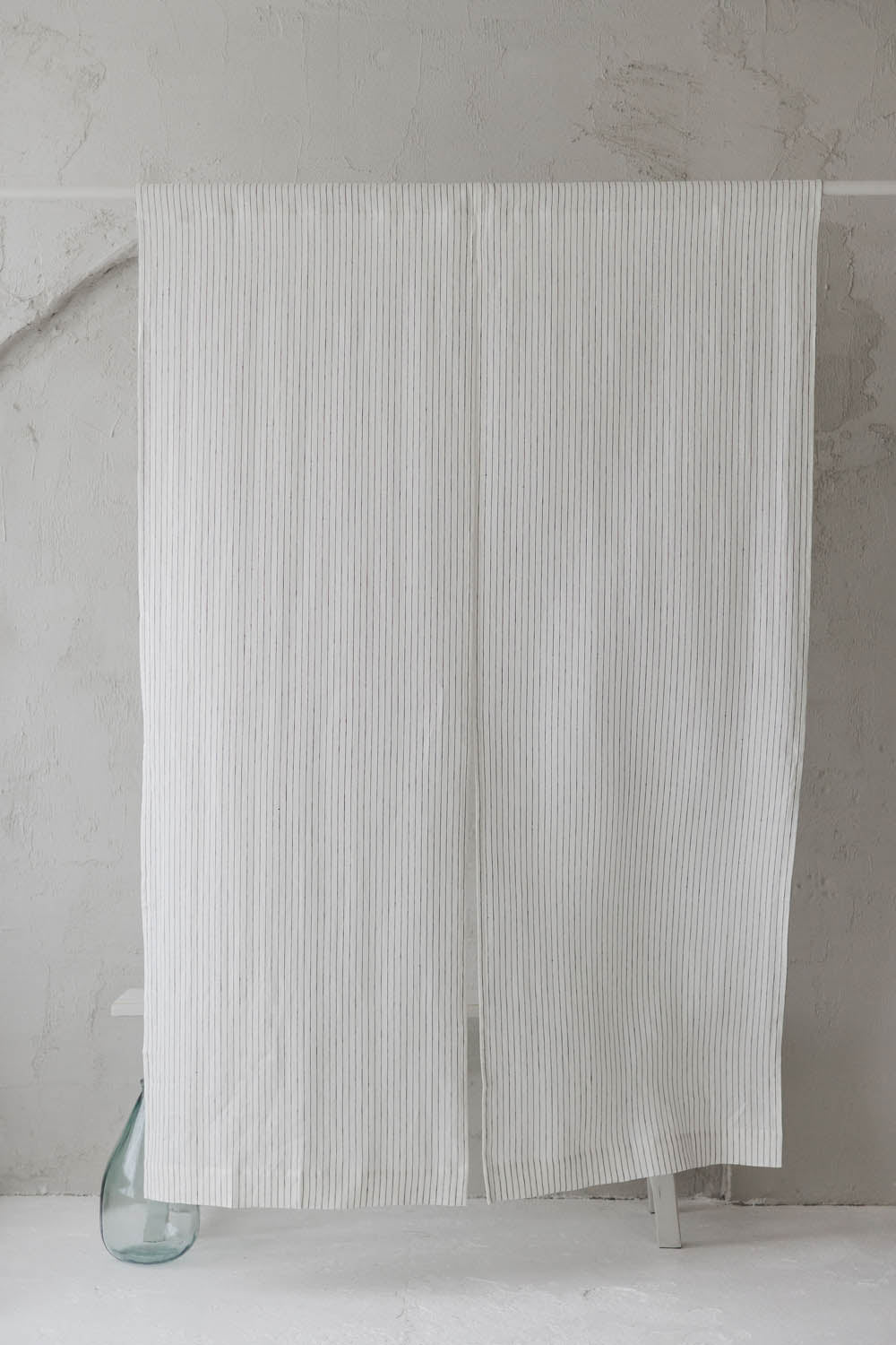 Weißer Noren-Vorhang aus Leinen mit schwarzen Streifen