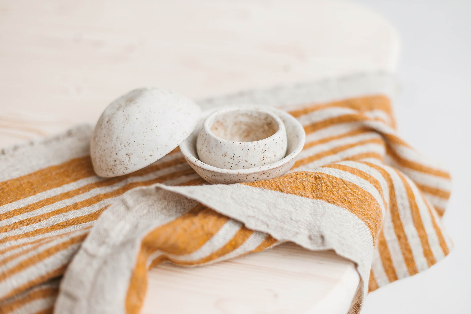 Dicke Leinenhandtücher mit gelben Streifen - 2er-Set