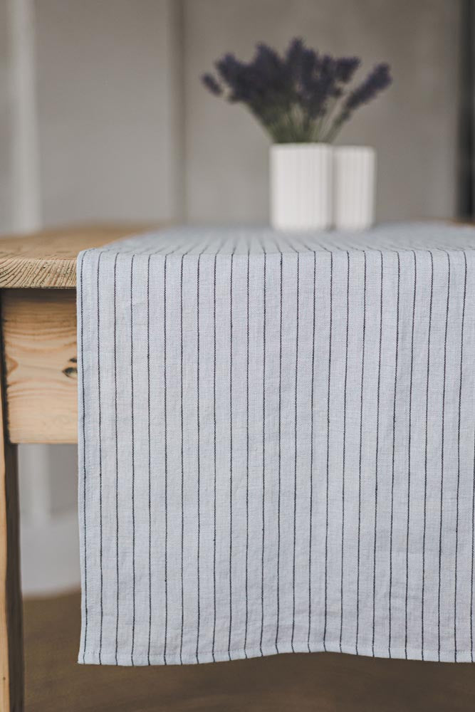 Grauer Tischläufer aus Leinen mit schwarzen Streifen