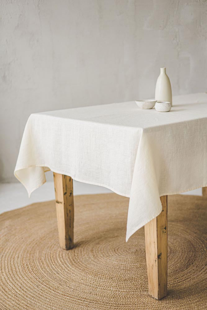 Cremefarbene Tischdecke aus Leinen