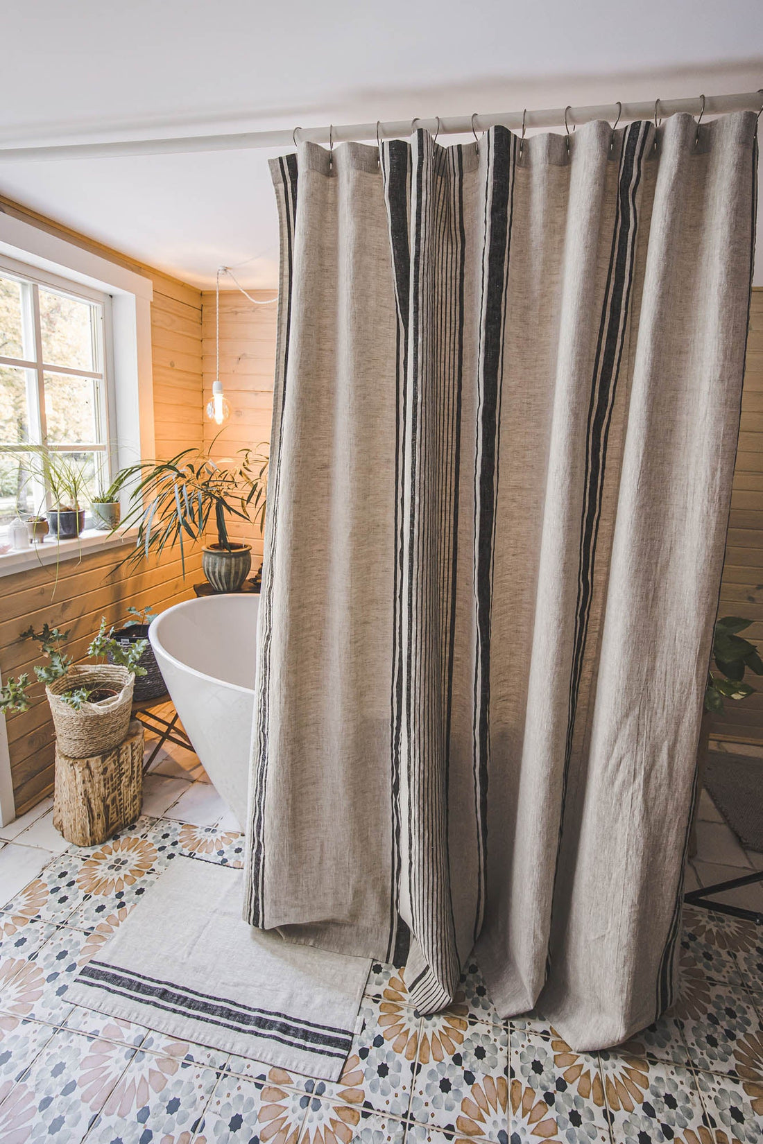 Leinen-Duschvorhang im französischen Stil mit schwarzen Streifen