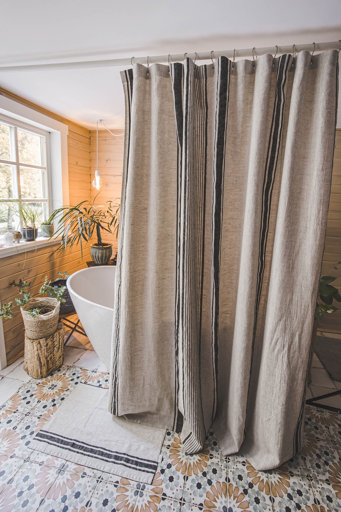 Leinen-Duschvorhang im französischen Stil mit schwarzen Streifen