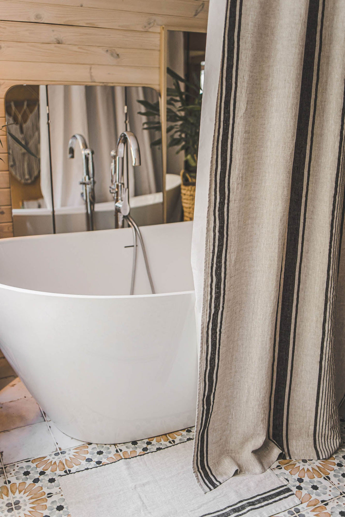 Leinen-Duschvorhang im französischen Stil mit schwarzen Streifen