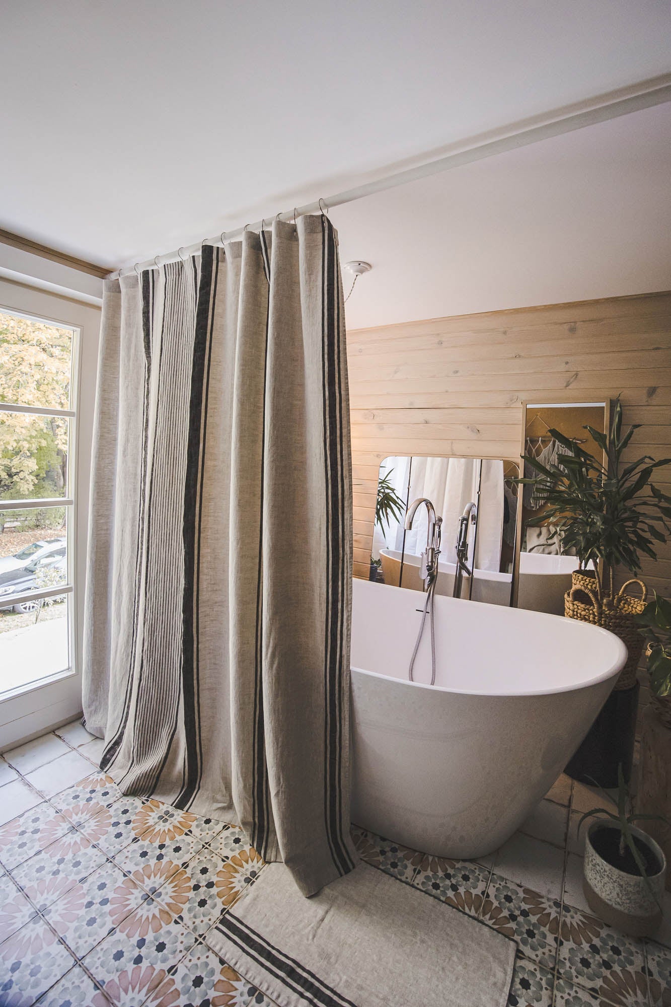Leinen-Duschvorhang im französischen Stil mit schwarzen Streifen