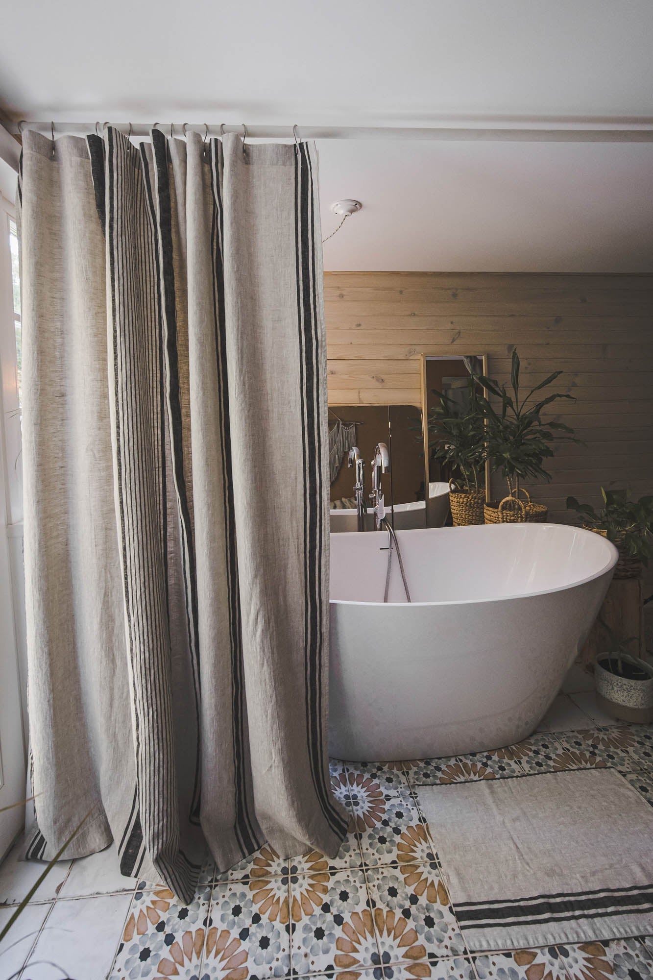 Leinen-Duschvorhang im französischen Stil mit schwarzen Streifen