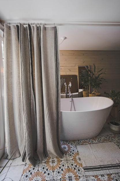 Leinen-Duschvorhang im französischen Stil mit schwarzen Streifen