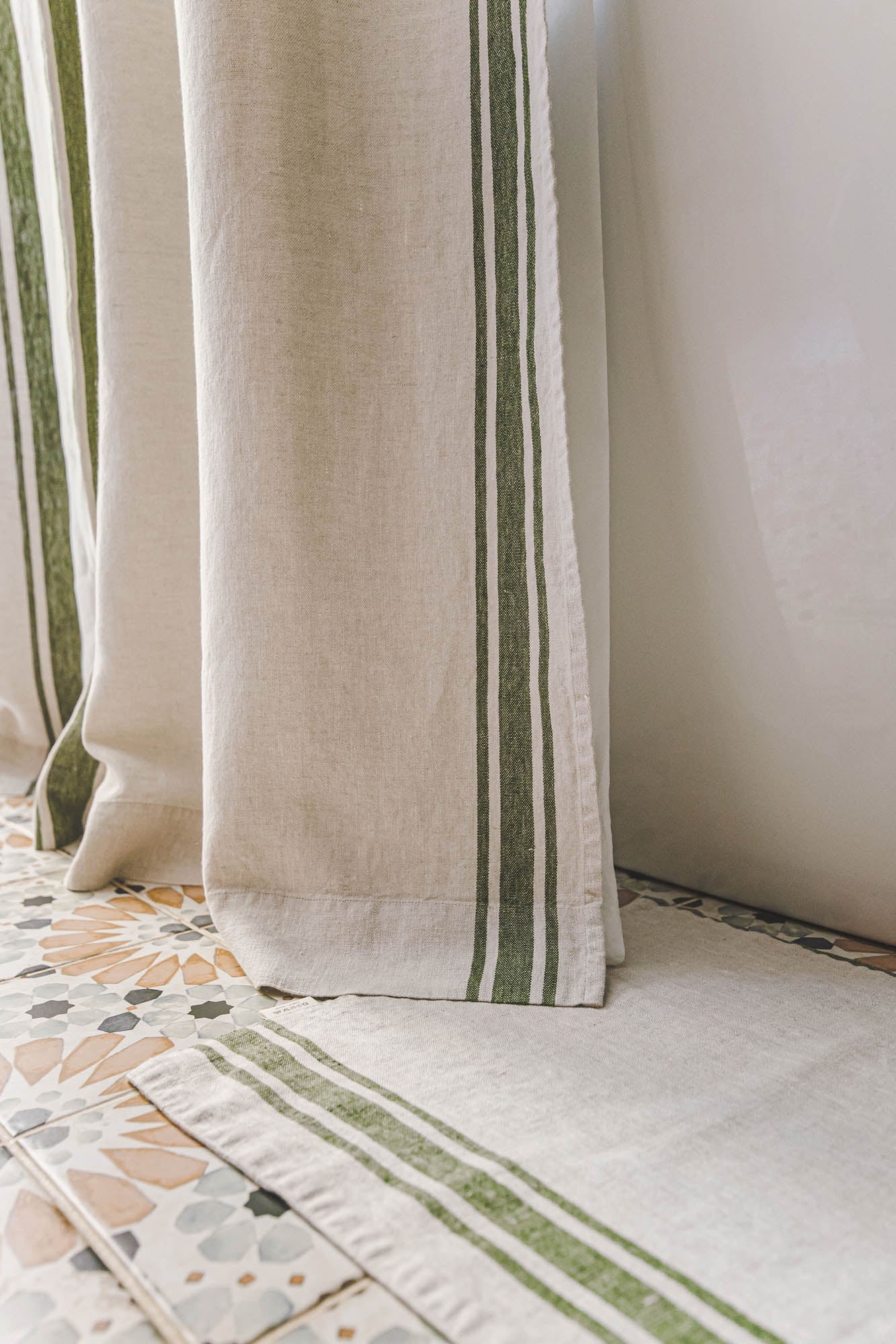 Leinen-Duschvorhang im französischen Stil mit grünen Streifen