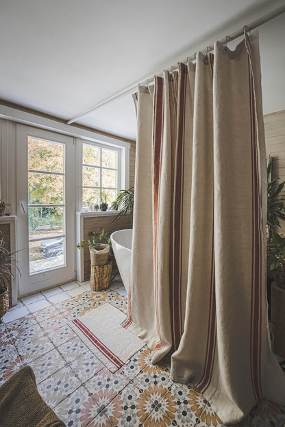 Duschvorhang aus Leinen im französischen Stil mit kirschroten Streifen