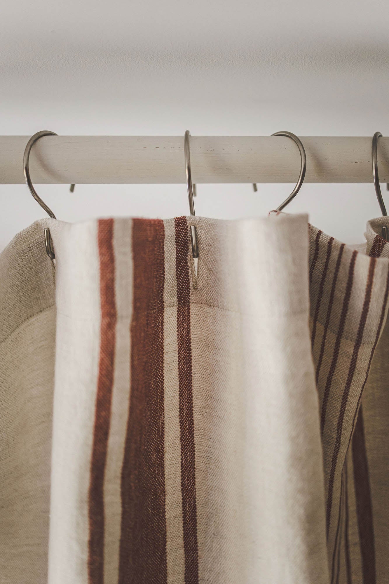 Duschvorhang aus Leinen im französischen Stil mit kirschroten Streifen