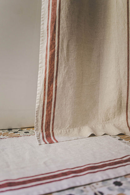 Duschvorhang aus Leinen im französischen Stil mit kirschroten Streifen