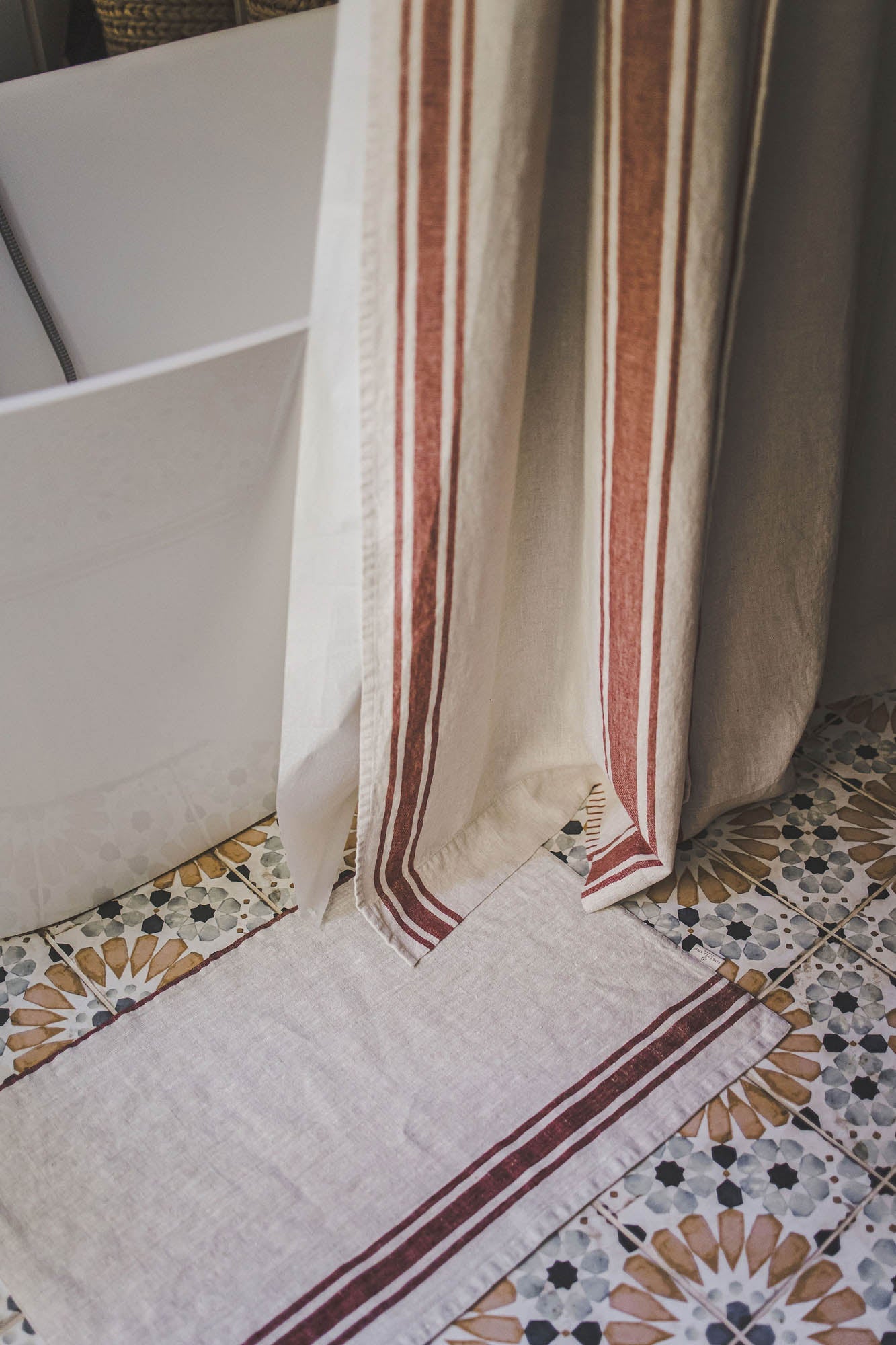 Duschvorhang aus Leinen im französischen Stil mit kirschroten Streifen