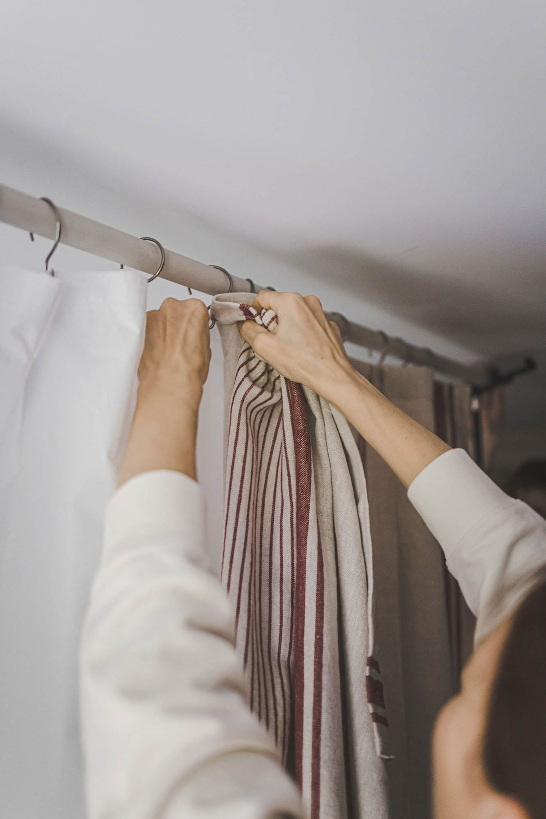 Duschvorhang aus Leinen im französischen Stil mit kirschroten Streifen