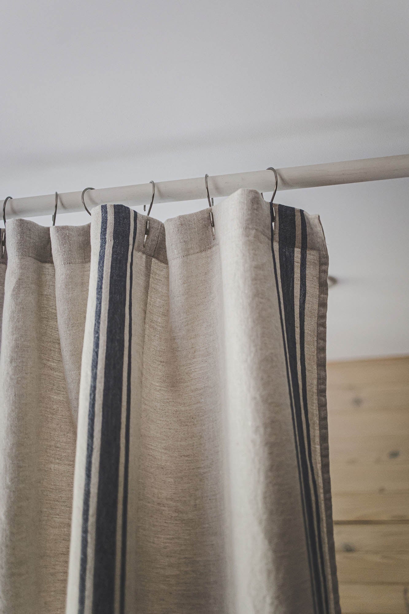 Leinen-Duschvorhang im französischen Stil mit blauen Streifen