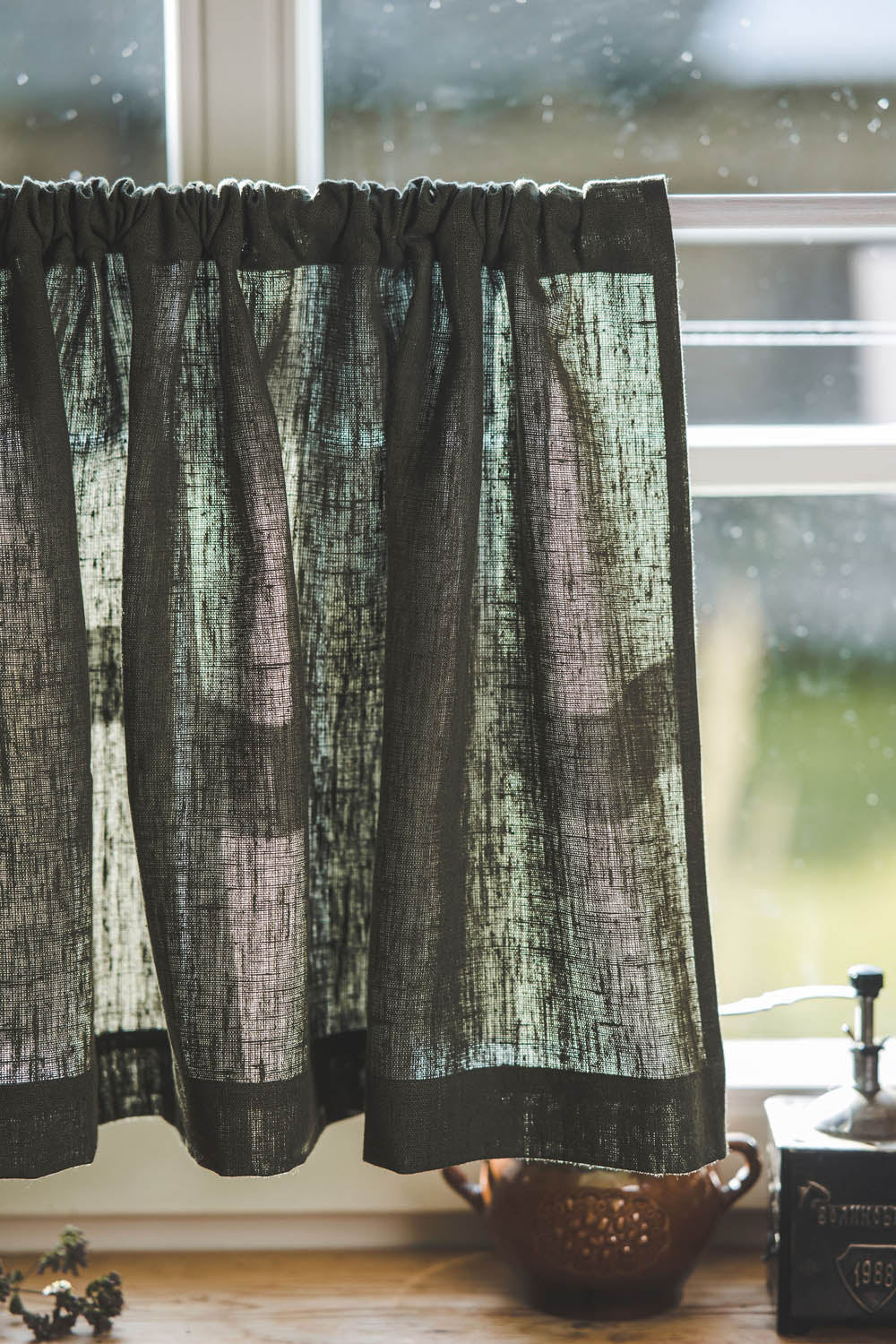 Schwerer Café-Vorhang aus waldgrünem Leinen