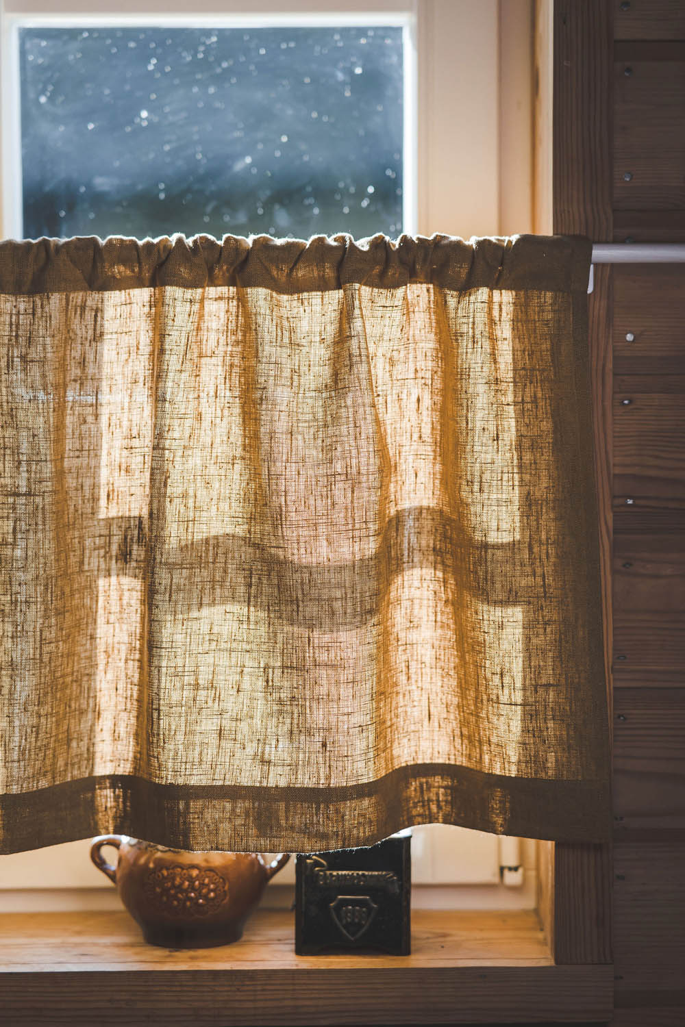 Schwerer Café-Vorhang aus kamelfarbenem Leinen