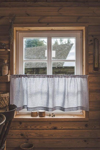 Grauer Cafévorhang aus Leinen mit schwarzen Streifen