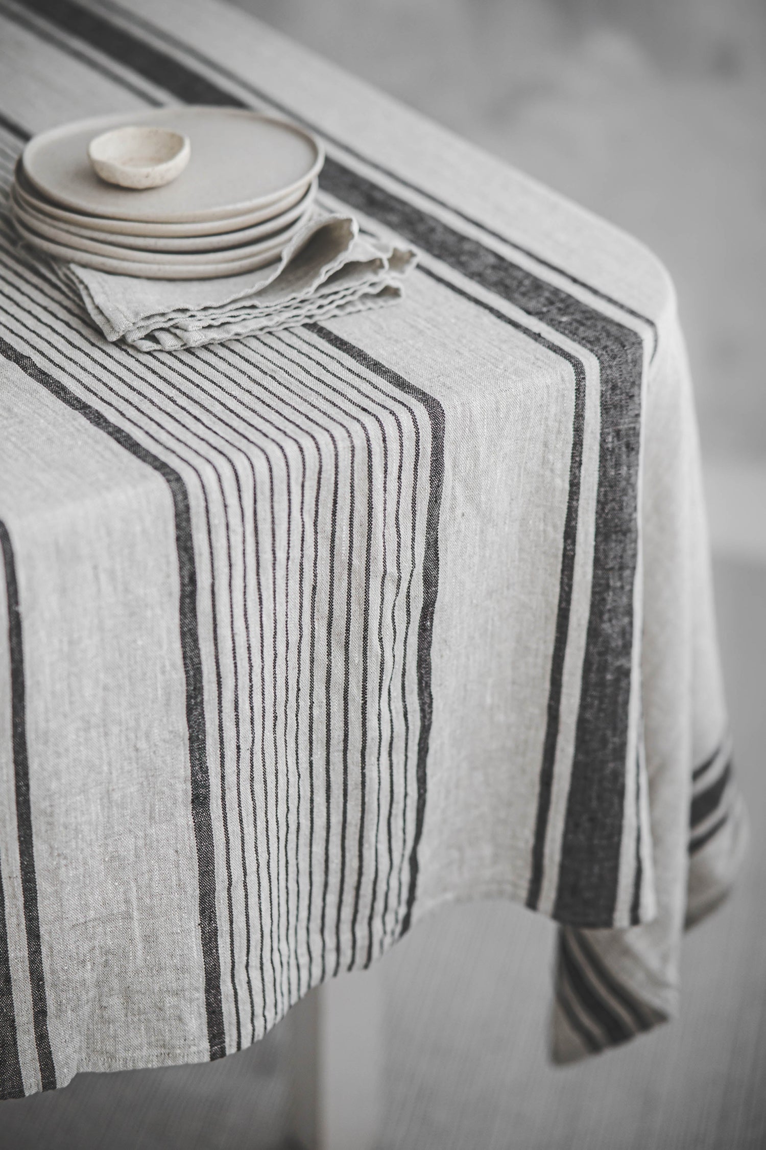 Leinentischdecke im französischen Stil mit schwarzen Streifen