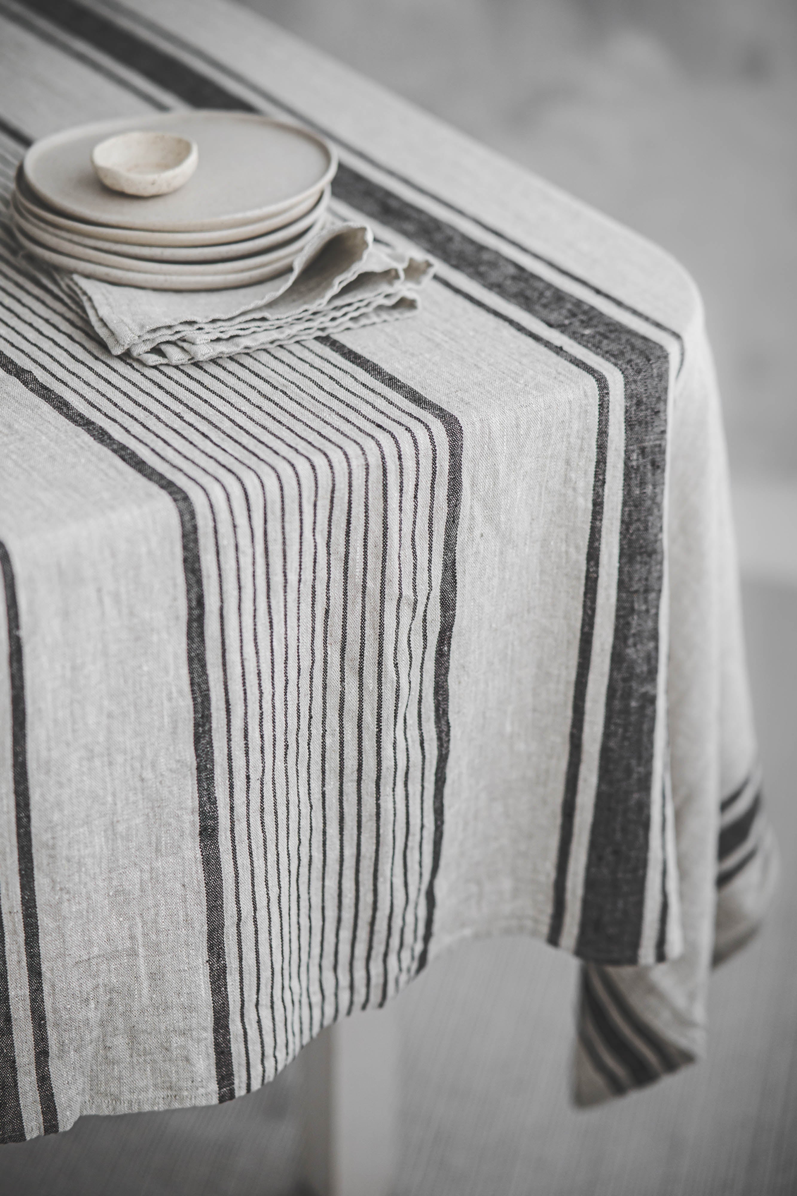 Leinentischdecke im französischen Stil mit schwarzen Streifen
