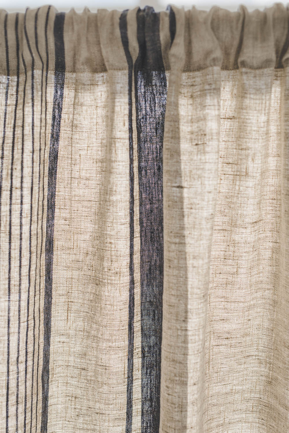 Leinenvorhang im französischen Stil mit blauen Streifen