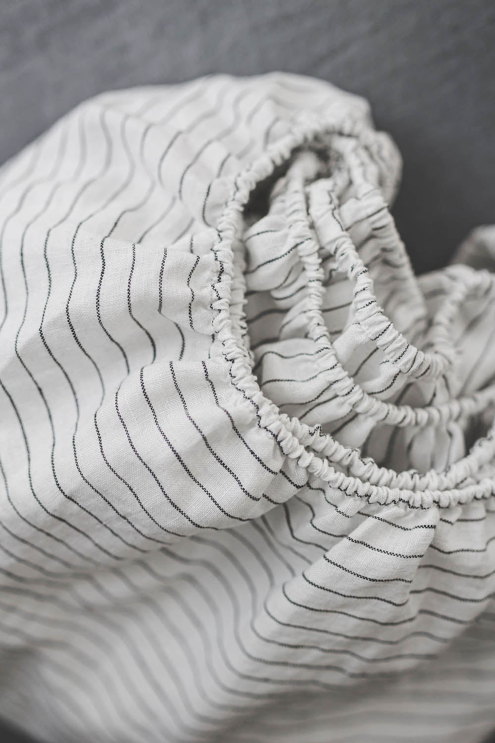 Weißes Leinen-Spannbettlaken mit schwarzen Streifen