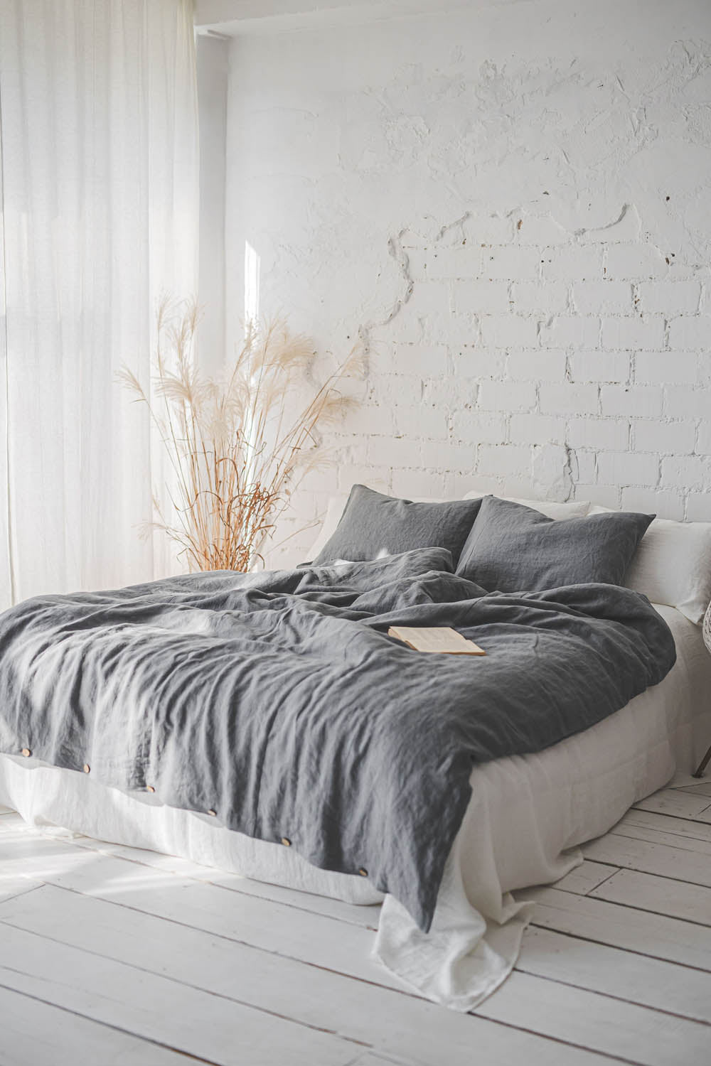 Grauer Leinenbettbezug mit Knöpfen