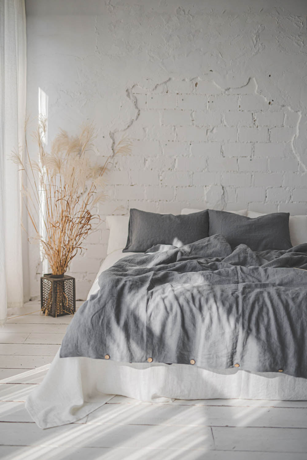 Grauer Leinenbettbezug mit Knöpfen