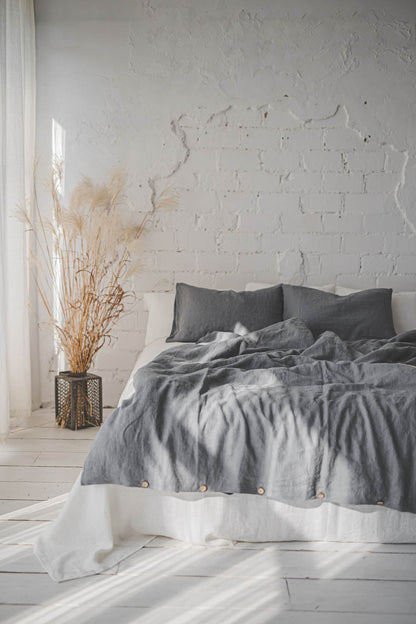 Grauer Leinenbettbezug mit Knöpfen
