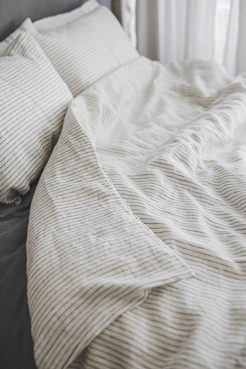 Weiß/schwarz gestreifter Bettbezug aus Leinen mit Knöpfen