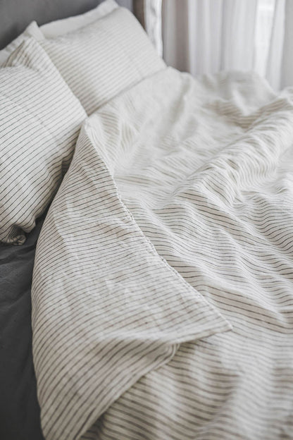 Weiß/schwarz gestreifter Bettbezug aus Leinen mit Knöpfen