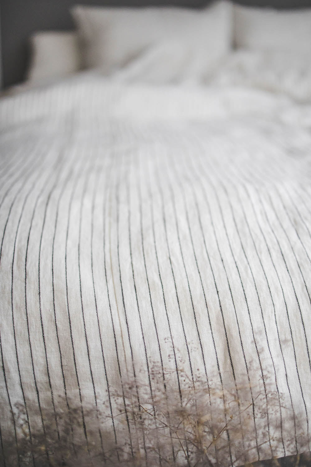 Weiß/schwarz gestreifter Bettbezug aus Leinen mit Knöpfen