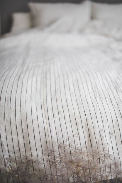 Weiß/schwarz gestreifter Bettbezug aus Leinen mit Knöpfen