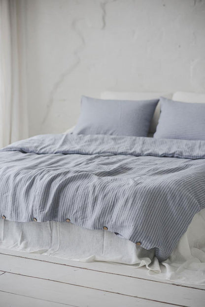Grau/schwarz gestreifter Bettbezug aus Leinen mit Knöpfen