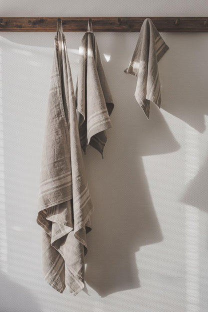 Leinenbadetücher im französischen Stil mit natürlichen Streifen