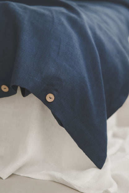 Mitternachtsblauer Bettbezug aus Leinen mit Knöpfen