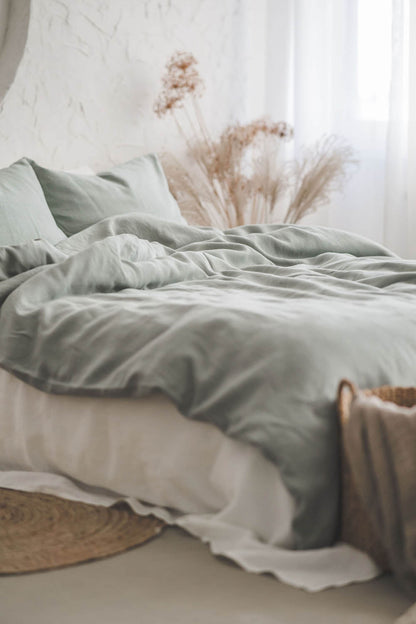 Frostig grüner Leinen-Bettbezug mit Knöpfen