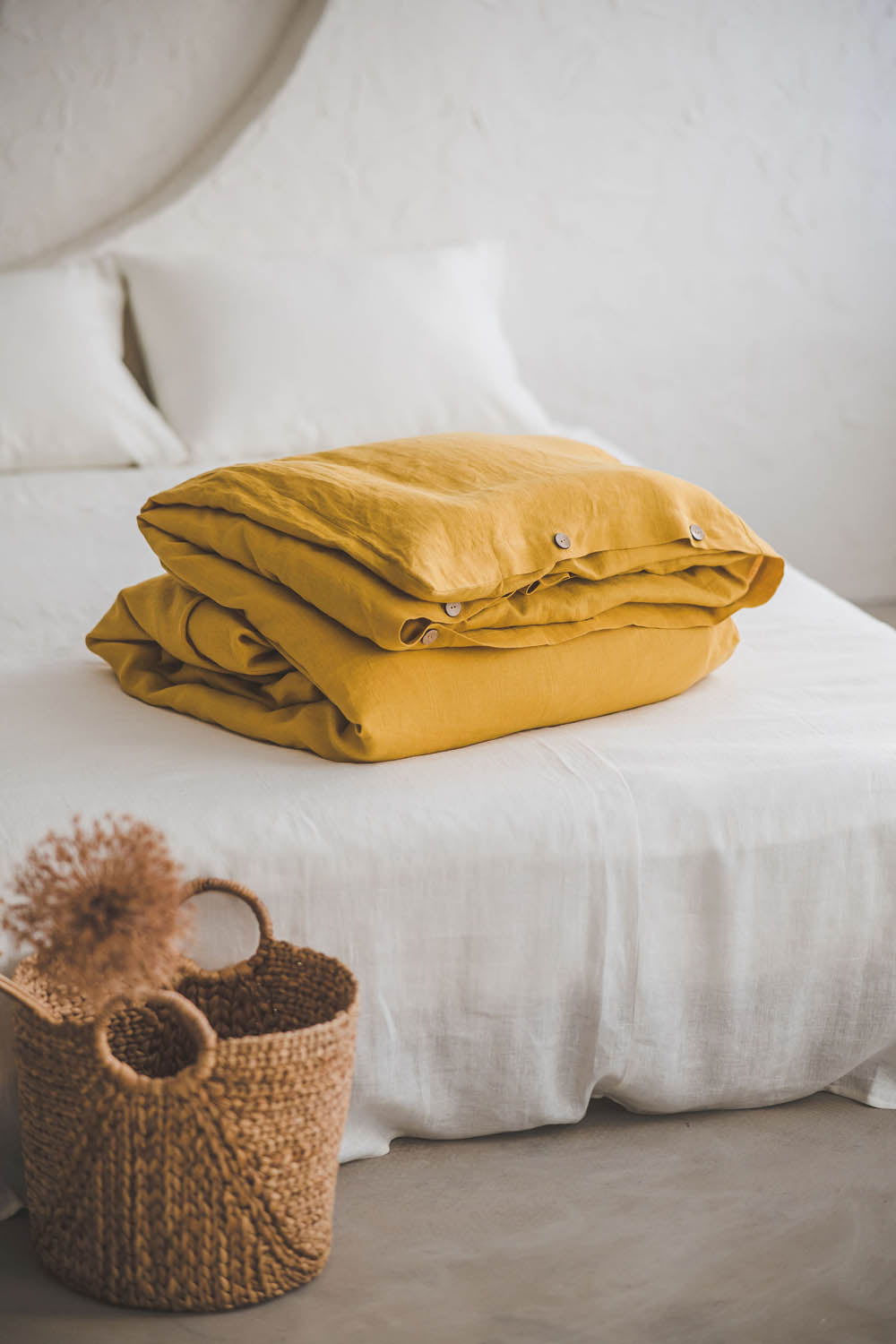 Mimosagelber Leinen-Bettbezug mit Knöpfen
