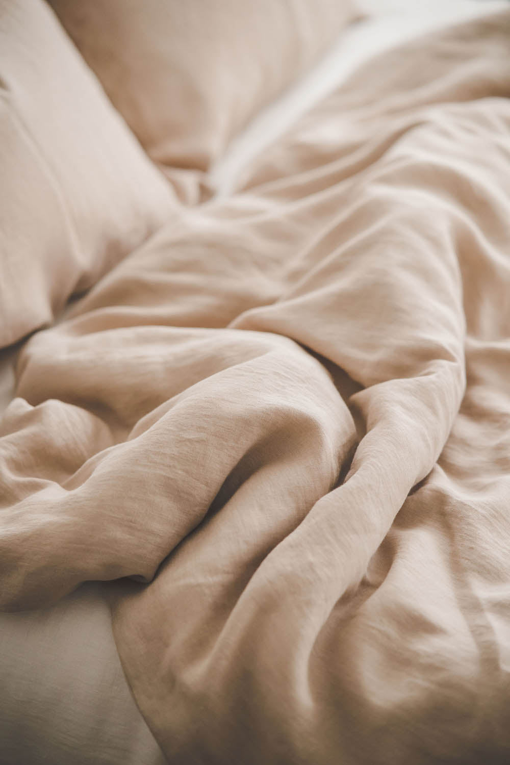 Sandfarbener Leinen-Bettbezug mit Knöpfen