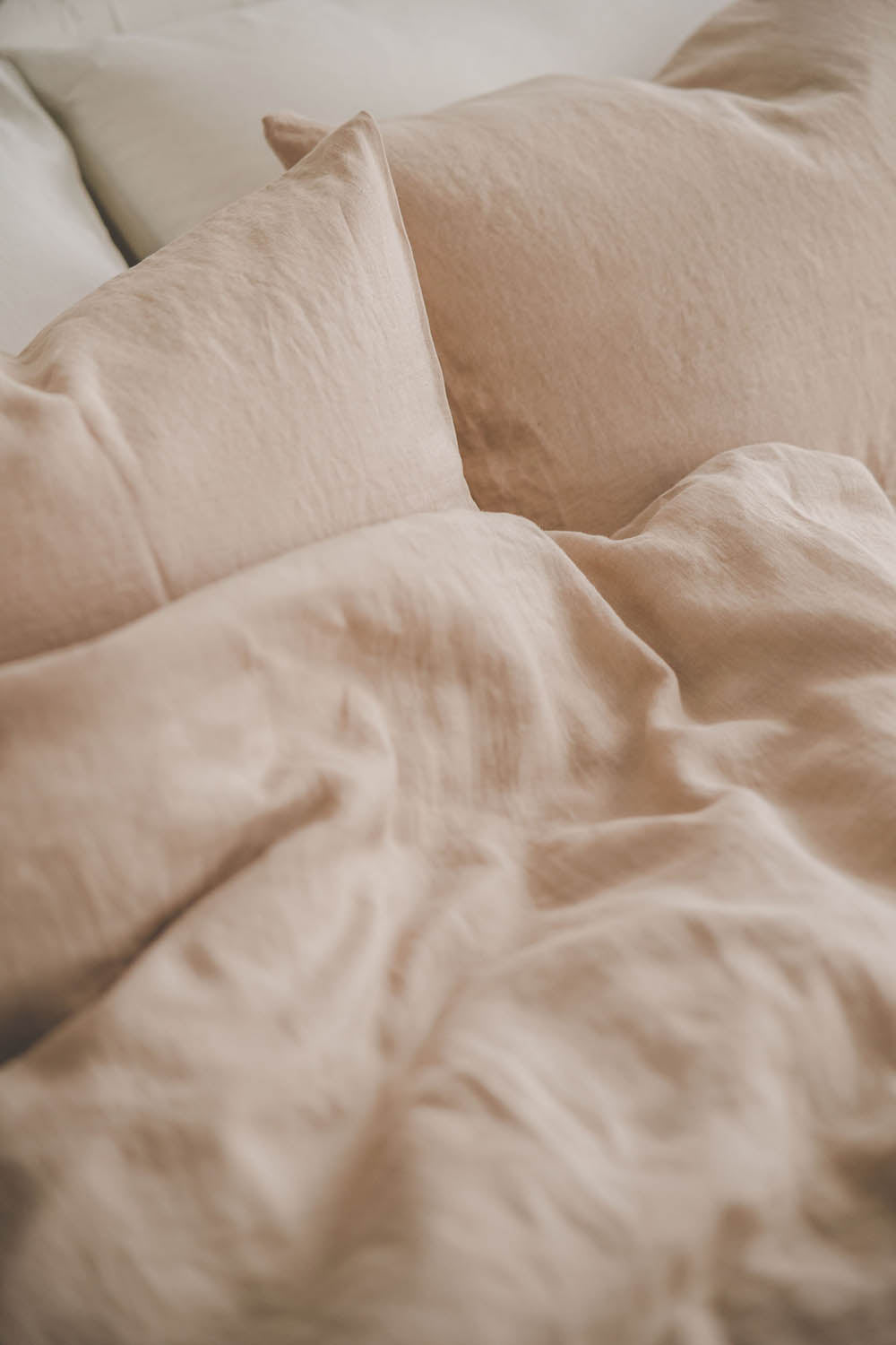 Sandfarbener Leinen-Bettbezug mit Knöpfen