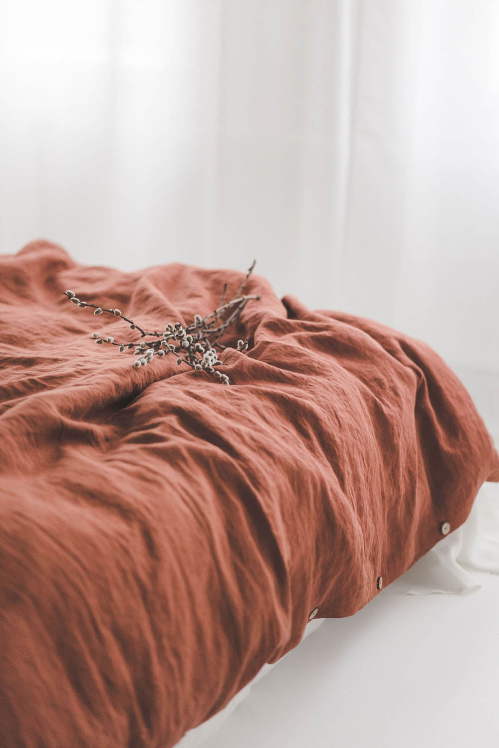 Bettbezug aus Leinen in gebranntem Orange mit Knöpfen