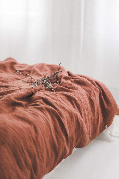 Bettbezug aus Leinen in gebranntem Orange mit Knöpfen
