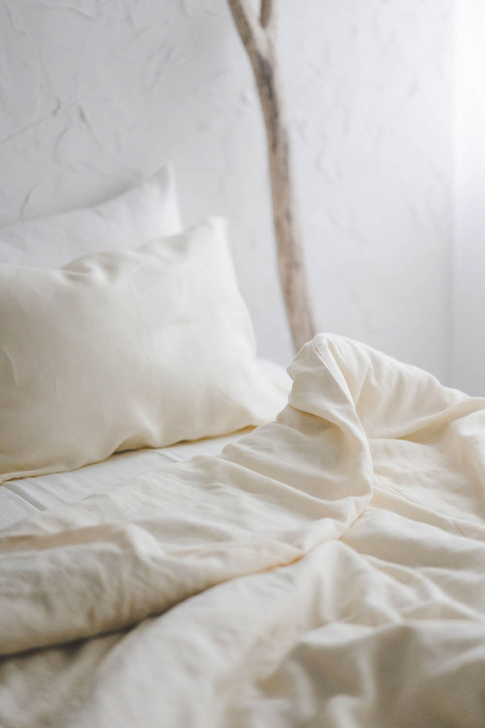 Cremefarbener Bettbezug aus Leinen mit Knöpfen