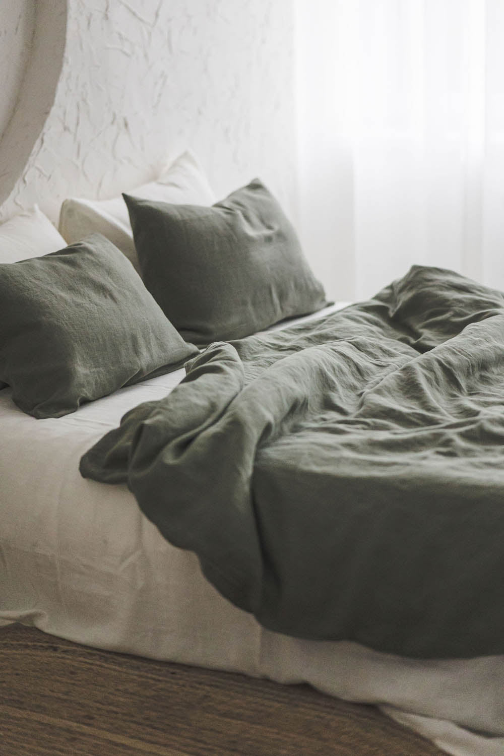 Graugrüner Leinenbettbezug mit Knöpfen