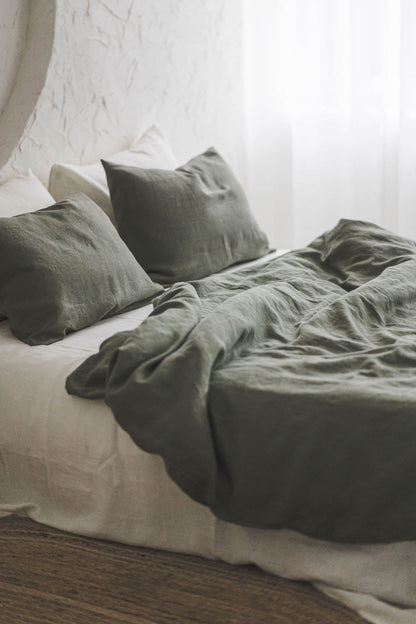 Graugrüner Leinenbettbezug mit Knöpfen