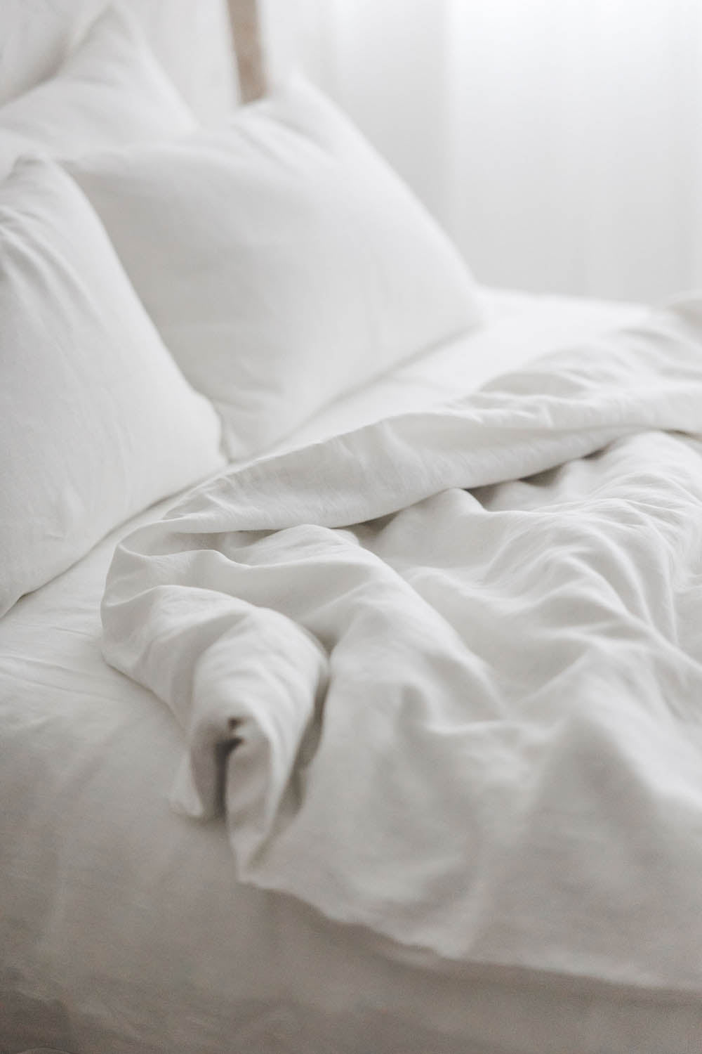 Cremeweißer Bettbezug aus Leinen mit Knöpfen