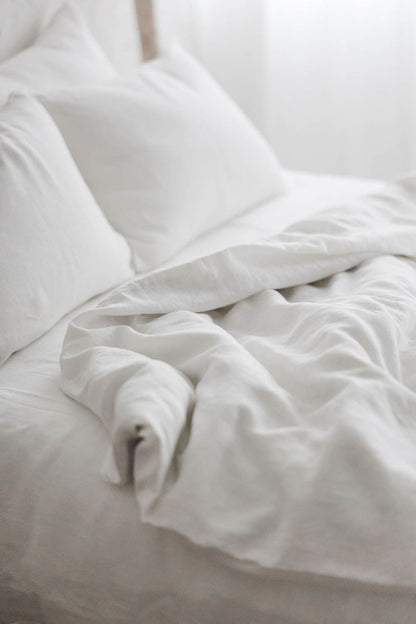 Cremeweißer Bettbezug aus Leinen mit Knöpfen
